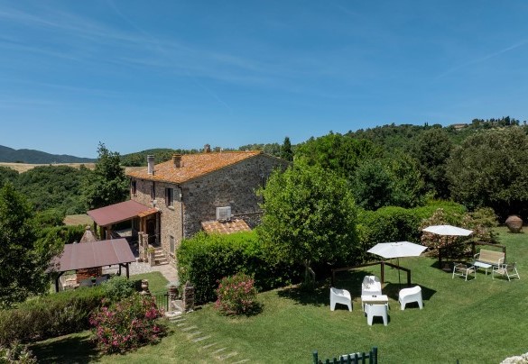 La villa si presenta come un antico casale toscano – Il Pratone 