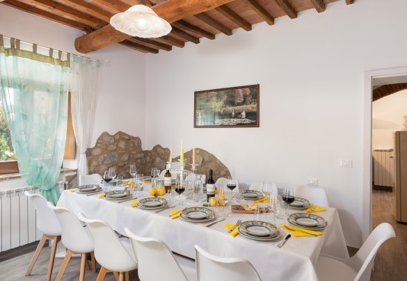La sala da pranzo, comunicante con la cucina – Il Pratone
