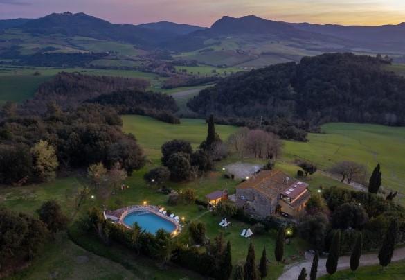 La villa è circondata da un terreno di circa 37 ettari dove si trova l’azienda agricola dei proprietari – Il Pratone
