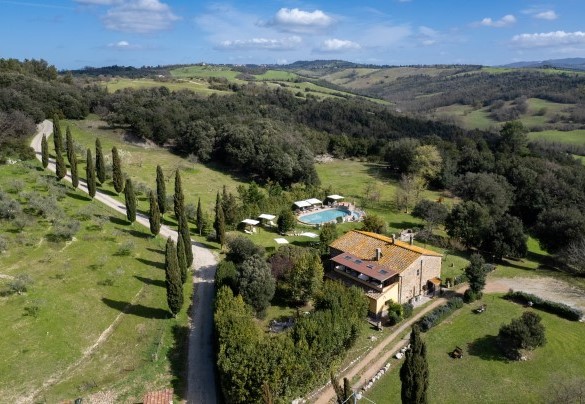 Circondati dai bei panorami collinari e lontani dal frastuono della vita cittadina, potrete assaporare il piacere di un soggiorno all’insegna della tranquillità – Il Pratone