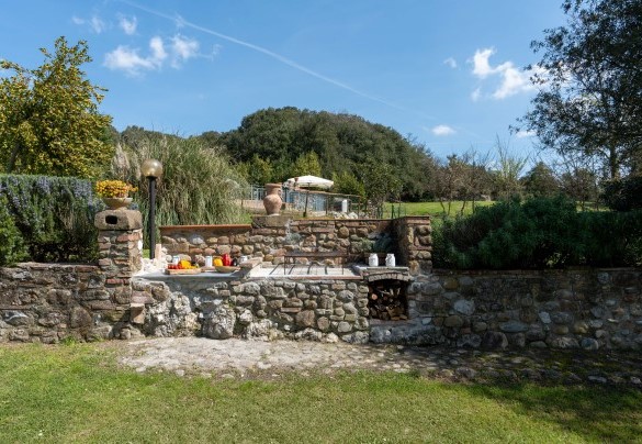 Il barbecue in pietra in prossimità della zona pranzo esterna – Il Pratone