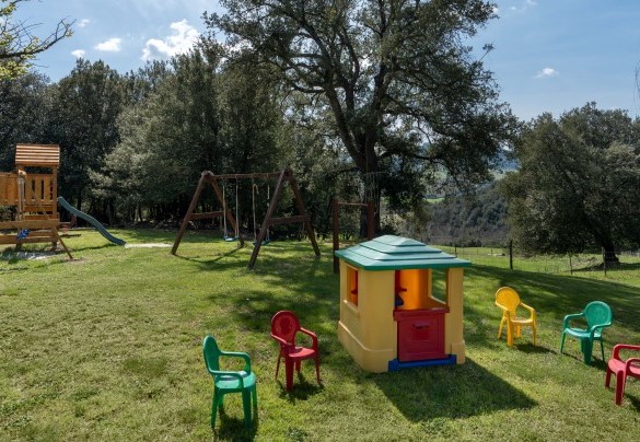 Nella zona di prato accanto alla piscina, ad un livello leggermente più alto, c’è l’area giochi per bambini – Il Pratone