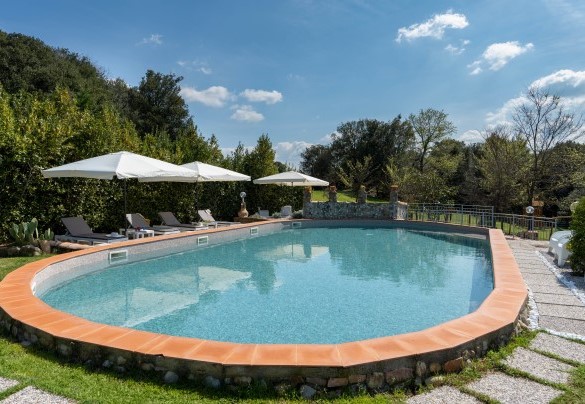 La piscina è di forma ovale e con scala romana per l’accesso – Il Pratone