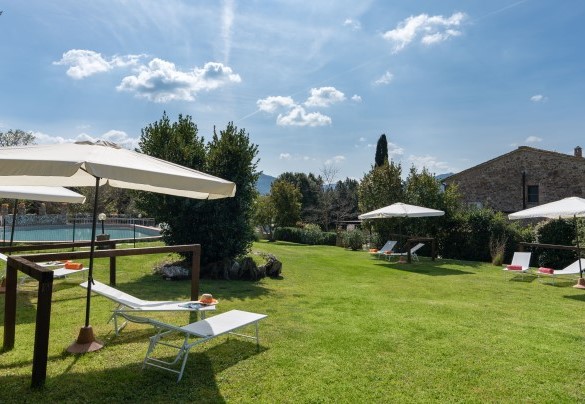 La zona solarium a prato – Il Pratone