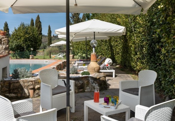 Tutt’intorno alla piscina si trova la zona solarium in porfido – Il Pratone 