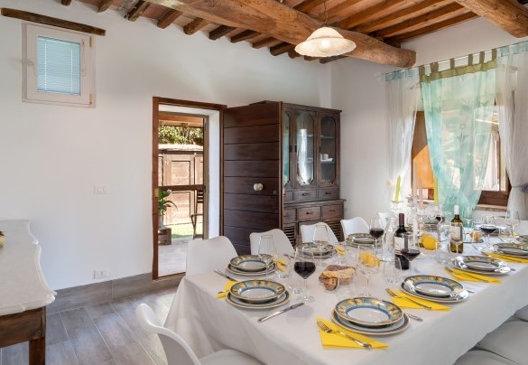 La sala da pranzo, accessibile anche dall’esterno tramite porta finestra – Il Pratone