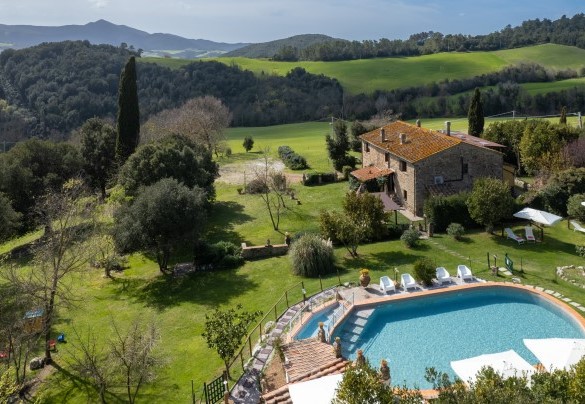 Il giardino intorno alla proprietà è di circa 10000mq ed è a prato naturale con una ricca vegetazione della tipica macchia mediterranea – Il Pratone 
