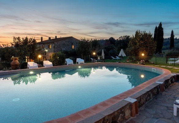 La zona solarium e la piscina sono provviste di illuminazione – Il Pratone