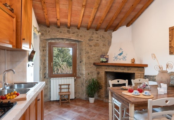 La cucina di servizio con camino al primo piano – Il Pratone