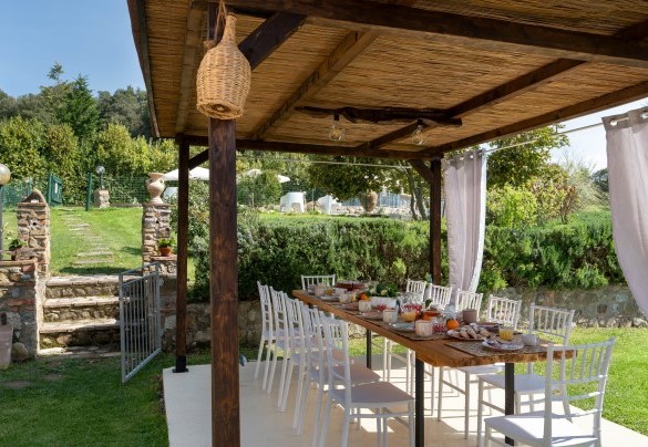 L’area pranzo esterna, allestita sotto un gazebo, è comunicante con la cucina – Il Pratone 