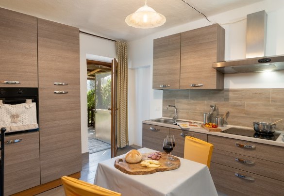 L’ingresso principale che immette nella cucina – Il Pratone