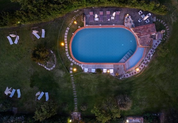 La piscina si trova a pochi metri dalla casa ed è accessibile salendo alcuni gradini in pietra e poi percorrendo un comodo vialetto nel prato – Il Pratone