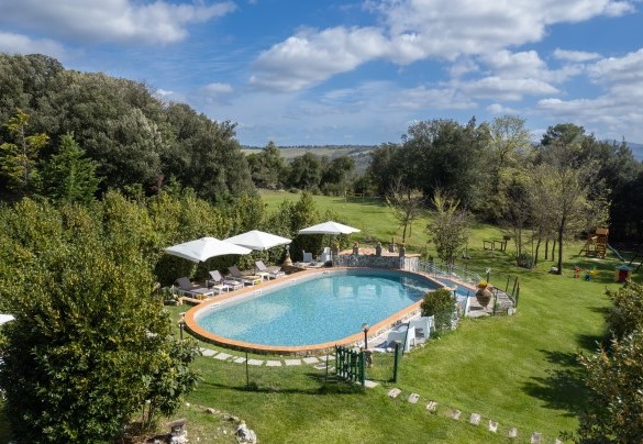 La zona piscina si trova nella parte di giardino retrostante ed è completamente recintata – Il Pratone