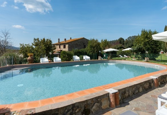 La vasca misura 13x7 m ed ha profondità fissa di 1,20 m – Il Pratone