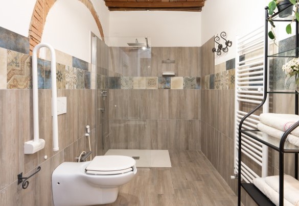 Il bagno con doccia n. 1 al piano terra, adatto ai disabili – Il Pratone