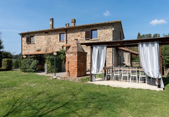 La villa si presenta come un antico casale toscano – Il Pratone 
