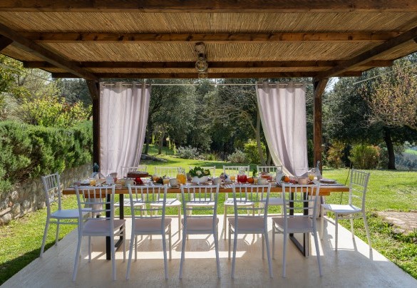 L’area pranzo esterna, allestita sotto un gazebo – Il Pratone 