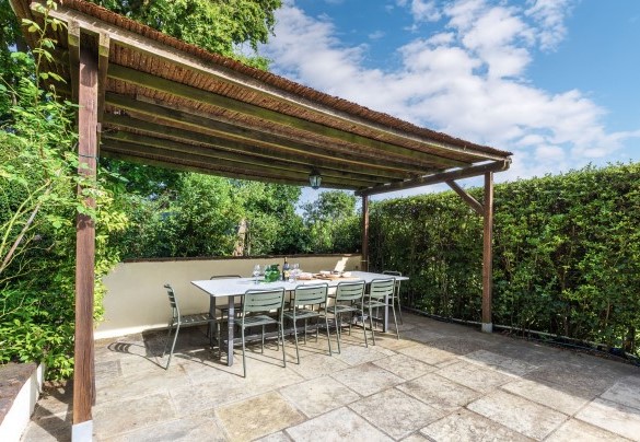 On the side of the pool there is a table and chairs area for moments of conviviality under a cool pergola - Il Roseto