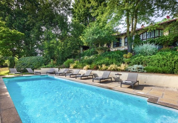 The pool is located right in the centre of the villa, about 10 metres - Il Roseto