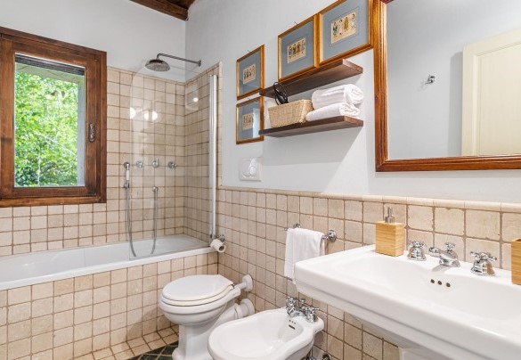 Il bagno n.5 con vasca e doccia, vicino alla camera matrimoniale n.5 - Il Roseto