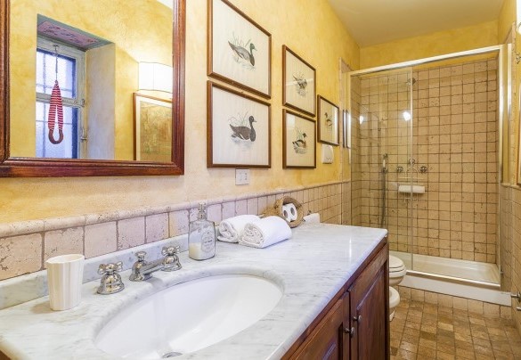 Bagno n.6 con ampio piatto doccia a piano terra - Il Roseto