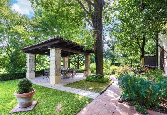 the small driveway that leads to the entrance of the villa and the large porch with barbecue - Il Roseto