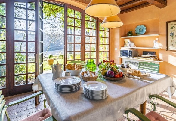 La cucina abitabile con tavolo da pranzo e accesso diretto al grande giardino - Il Roseto 