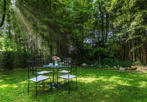 The park has some relaxation areas equipped with tables and chairs or benches for your moments of peace - Il Roseto