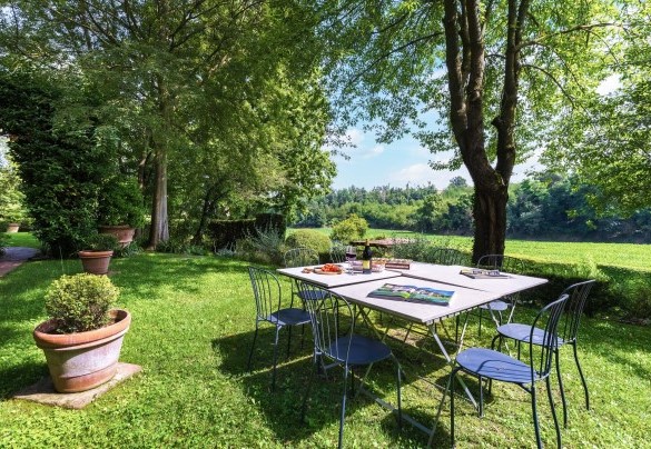 The garden is flat and busy by short paths and hosts some relaxation areas equipped with tables and chairs or benches for your moments of peace - Il Roseto