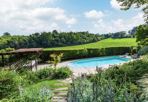 The pool is located on a level a little lower than the park - Il Roseto