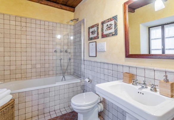Bagno nr 3 - 4 con vasca e doccia, vicino alle camere 3 e 4 - Il Roseto