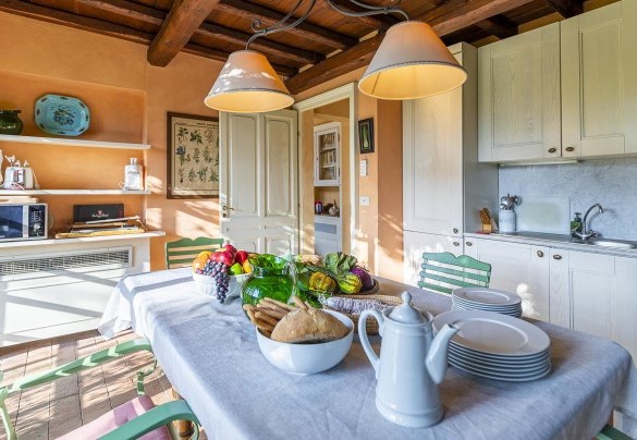 La cucina abitabile, soleggiata e collegata al giardino - Il Roseto