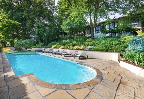 The pool is in a sunny position, can be reached from the garden from various points thanks to the paths and wooden steps resting on the lawn - Il Roseto