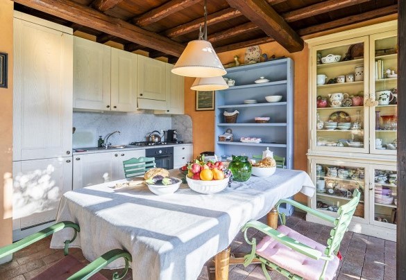 L'elegante e ampia cucina in stile rustico con il tavolo da pranzo - Il Roseto