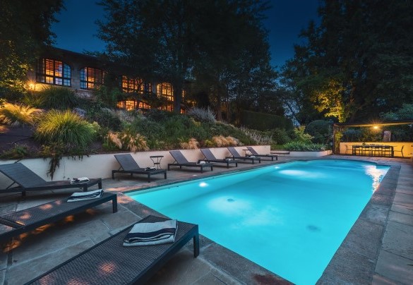 The pool is illuminated and is available to guests from the first Saturday of May to the last Saturday of September - Il Roseto