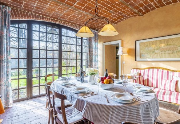 La sala da pranzo ampia e luminosa con la grande portafinestra sul giardino - Il Roseto