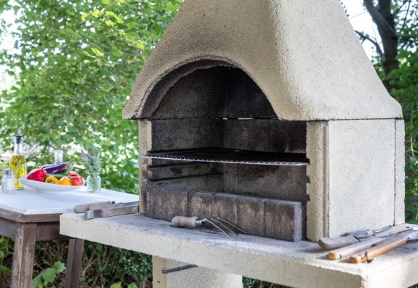The barbecue in the shade of the large porch for your banquets - Il Roseto