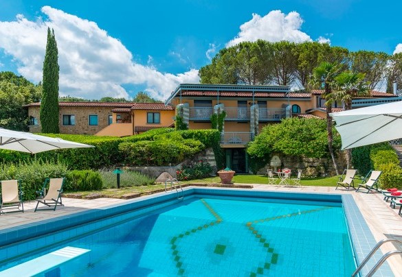Just a few steps separate the villa and the pool - Il Vignale