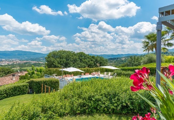 The villa is immersed in nature - Il Vignale