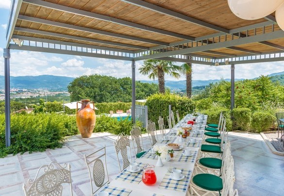 The spacious gazebo shades the long dining table - Il Vignale