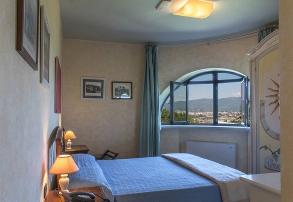 The first-floor double room with a corner window - Il Vignale