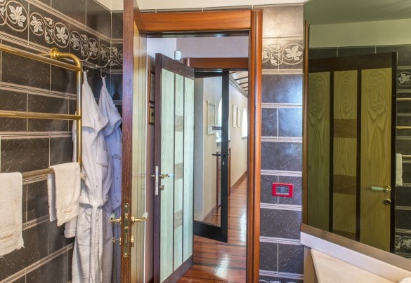 The wonderful bathroom with a shower on the first floor - Il Vignale