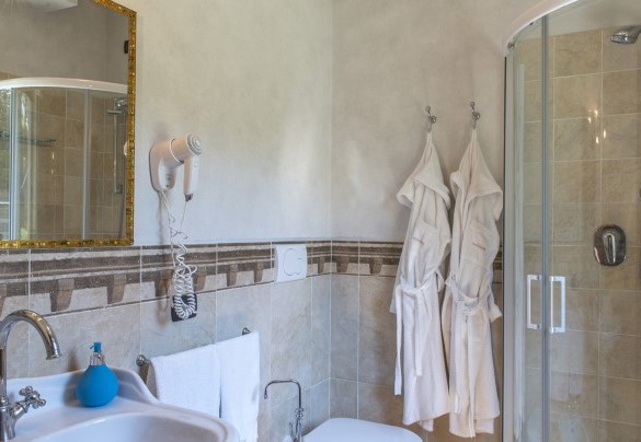 The refined en-suite bathroom with a shower - Il Vignale