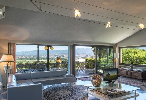 The spacious living room delimited by the windows - Il Vignale