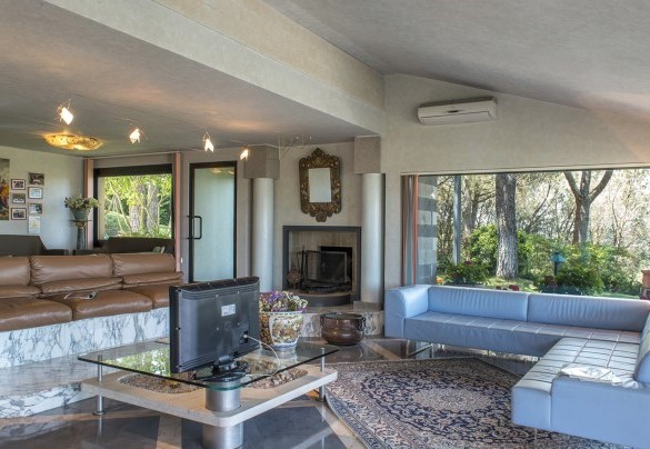 The spacious living room delimited by the windows - Il Vignale