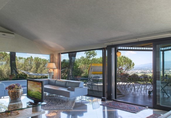 The spacious living room delimited by the windows - Il Vignale
