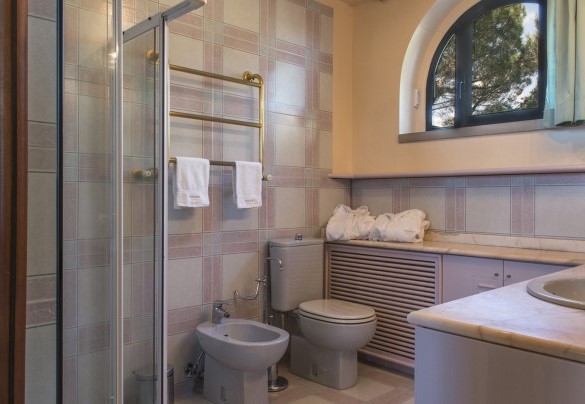 The colorful bathroom with a shower on the first floor - Il Vignale