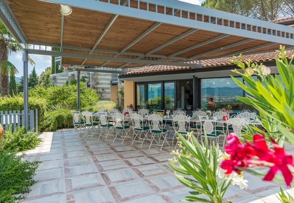 The spacious gazebo shades the long dining table - Il Vignale