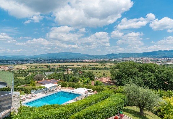 The villa enjoys a spectacular view of the valley below - Il Vignale