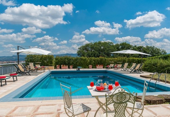 The breathtaking panorama enjoyed from the pool - Il Vignale